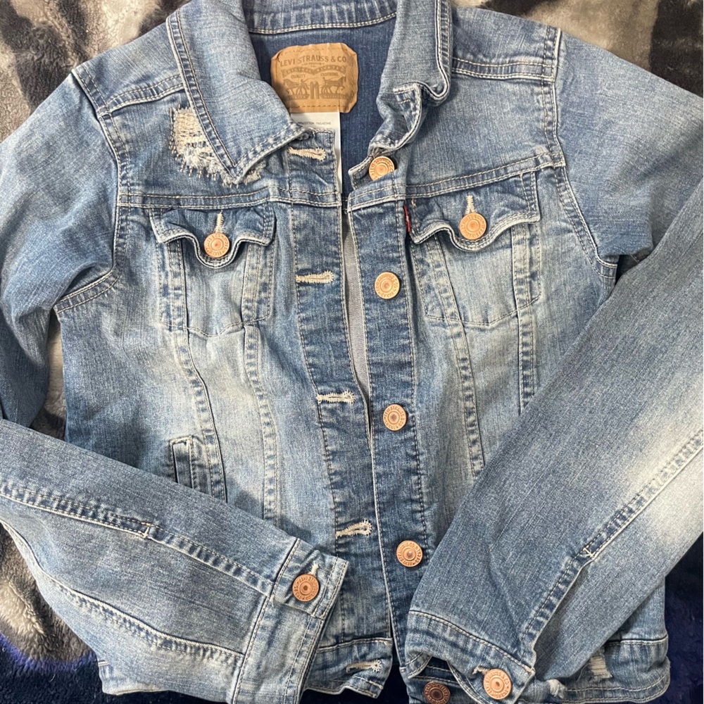 Levi’s jean jacket size Medium for Big girls 10-12 years old. Great condition